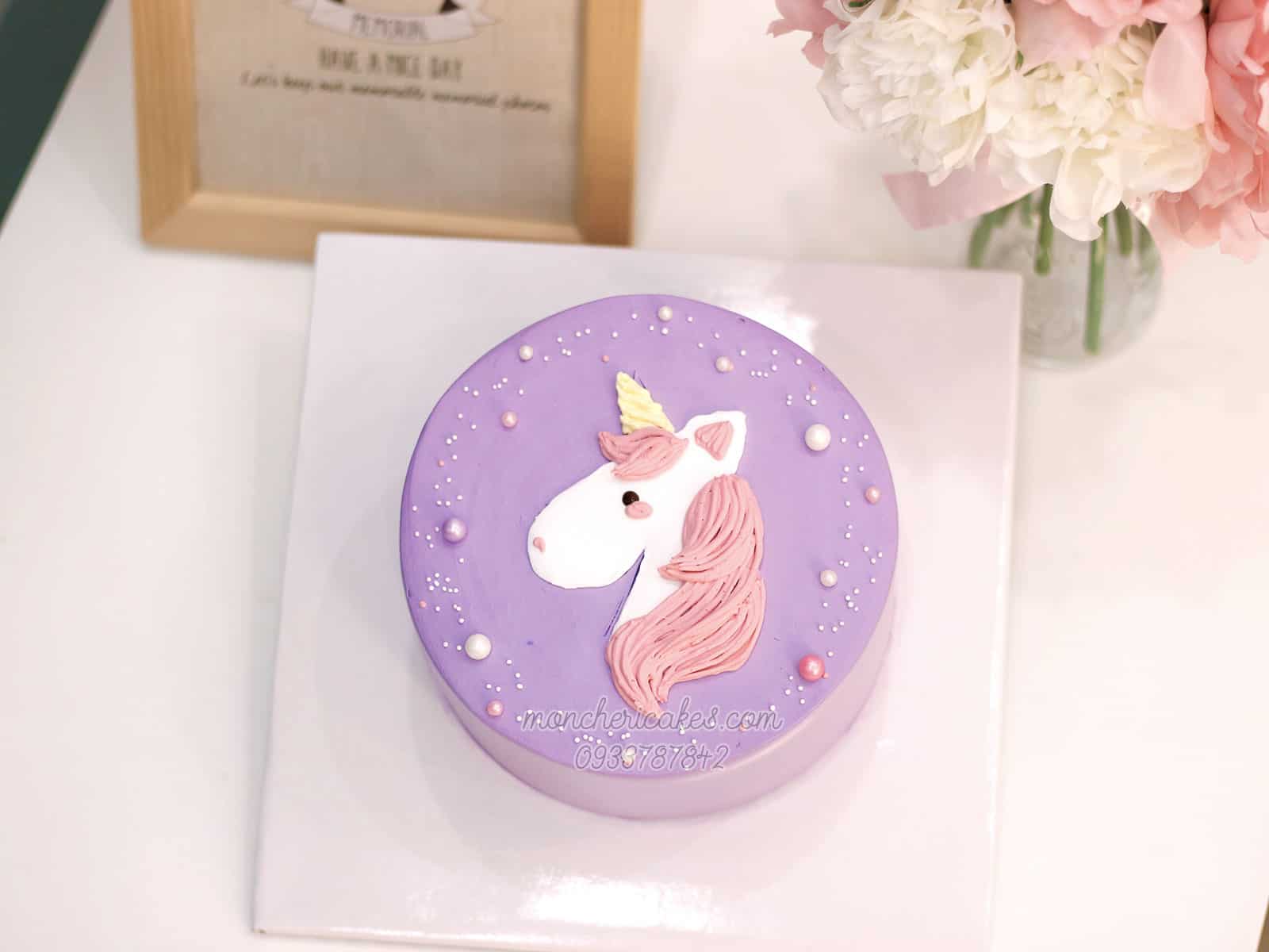 Bánh kem unicorn ngựa một sừng là tuyệt tác mà bạn không thể bỏ qua! Sắc vàng pastel và trắng tinh khôi, cộng với hình ảnh ngựa một sừng tươi cười trên đỉnh bánh, tạo nên một bức tranh thần tiên giữa thực tại khô khan. Hãy để bánh kem này làm tặng quà lý tưởng cho những người yêu thương của bạn!